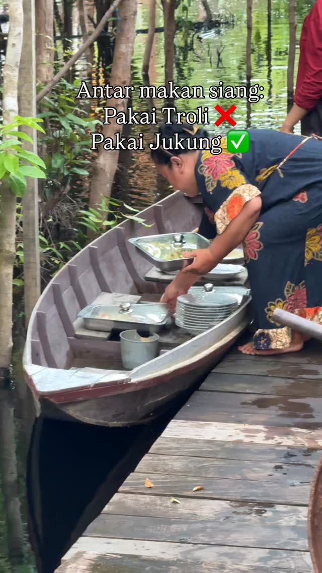 Posting makan habis magrib aja biar ga pada ngiler 😁

Beginilah suasana makan ketika musim air dalam di Taman Nasional Sebangau, mau ngerasain pengalaman seperti ini juga?

#sebangau #tamannasionalsebangau #opentripsebangau