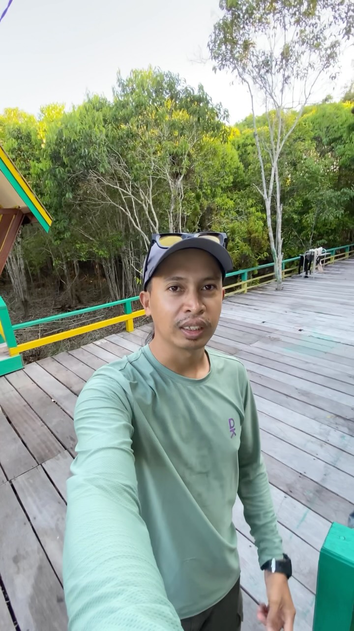 Kalau biasanya menginap di hotel, kali ini coba tidur di tengah hutan hujan tropis Kalimantan.
📍Sebangau National Park

#orangutan #sebangau #borneo #opentripsebangau #opentripsebangau